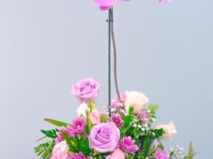Honra floral con base de copa, orquídea, tocado y base decorada