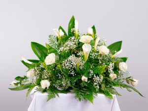 Tributo frontal de rosas y calas